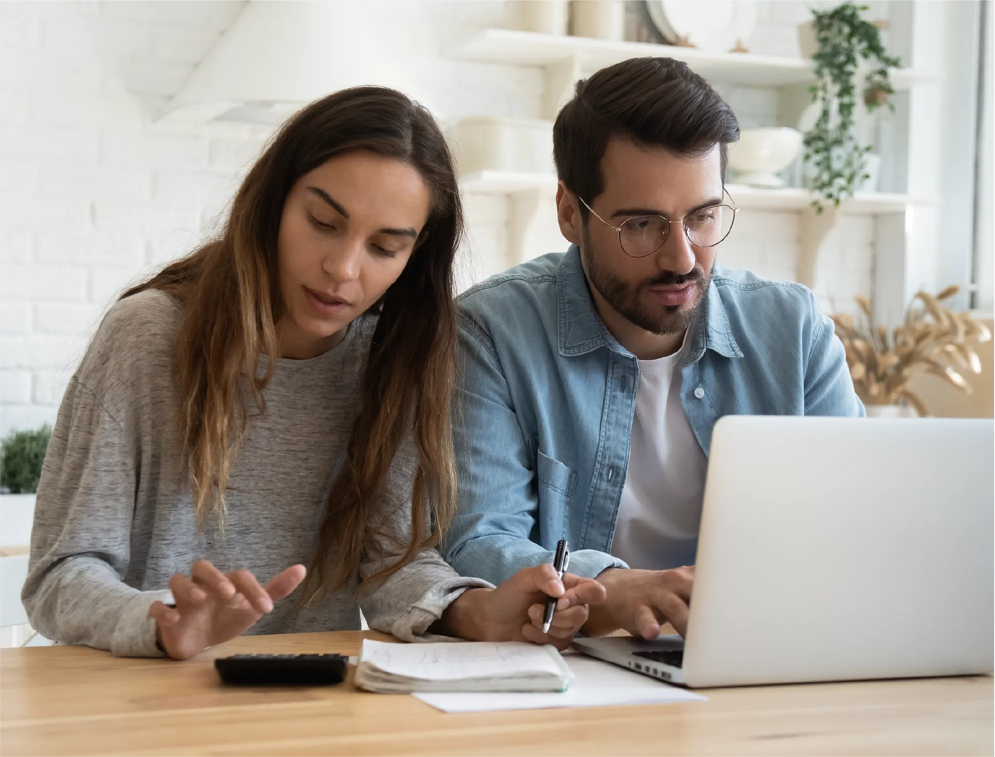 qualifying-for-chapter-7-bankruptcy Couple reviewing finances and eligibility for Chapter 7 bankruptcy on a laptop